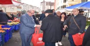 BÜYÜKŞEHİR BELEDİYE BAŞKANIMIZ ALBAYRAK PAZAR YERİ’NDE BEZ TORBA DAĞITTI